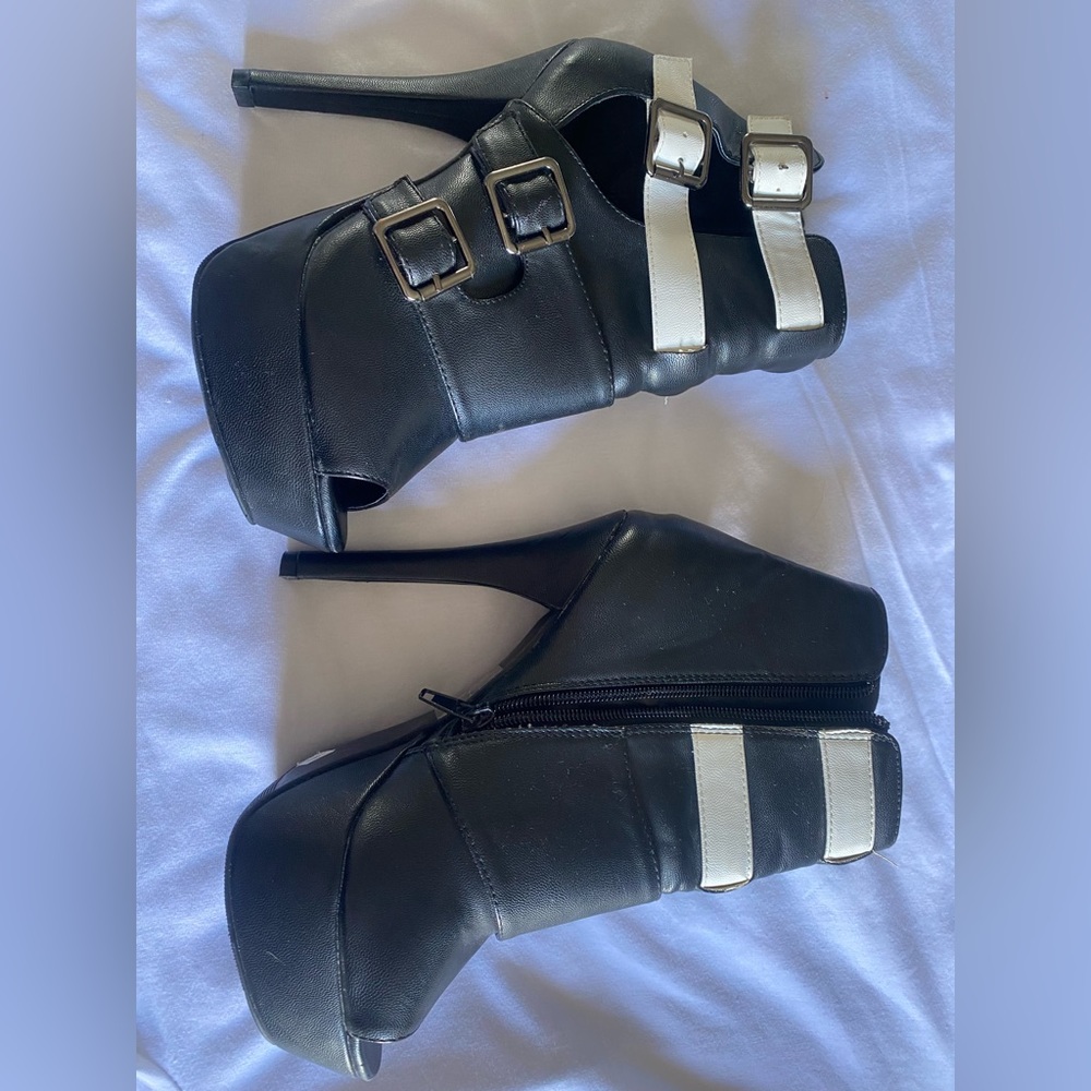 Size 7 heels never worn
